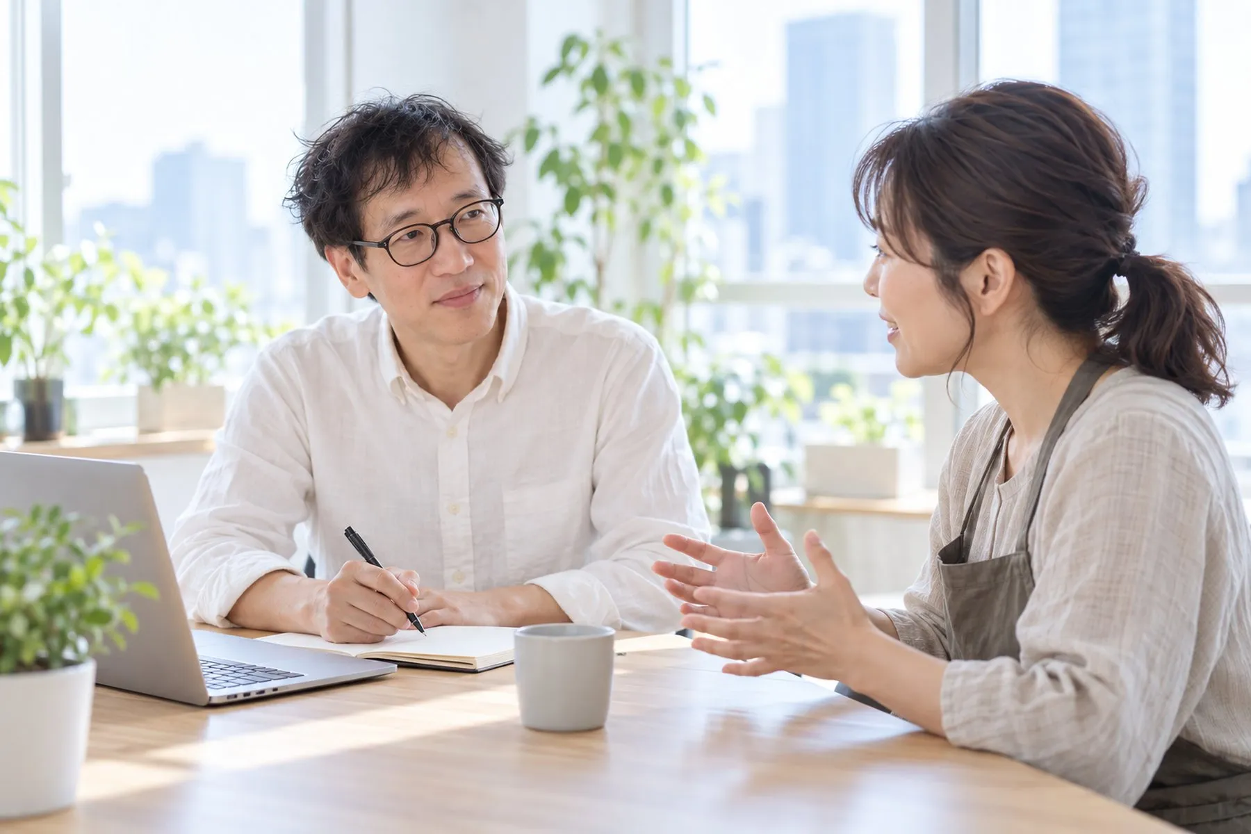 テーブルを囲んで仕事の悩みを相談する様子