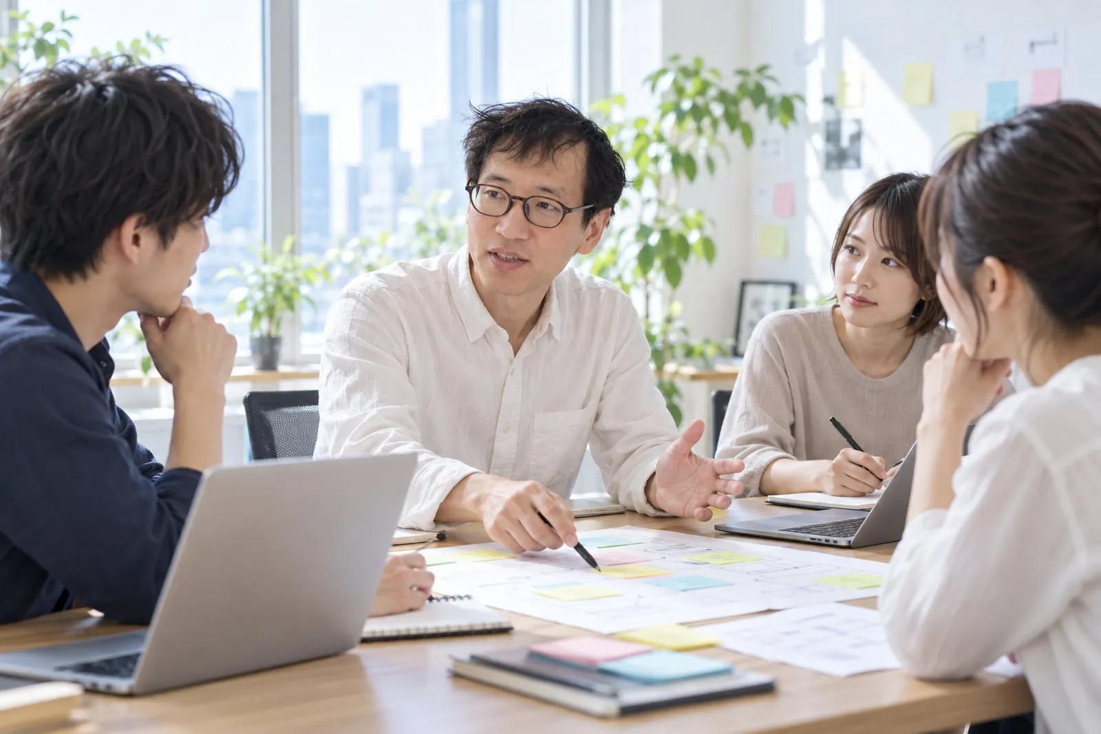 少人数の制作チームで業務フローを話し合う様子